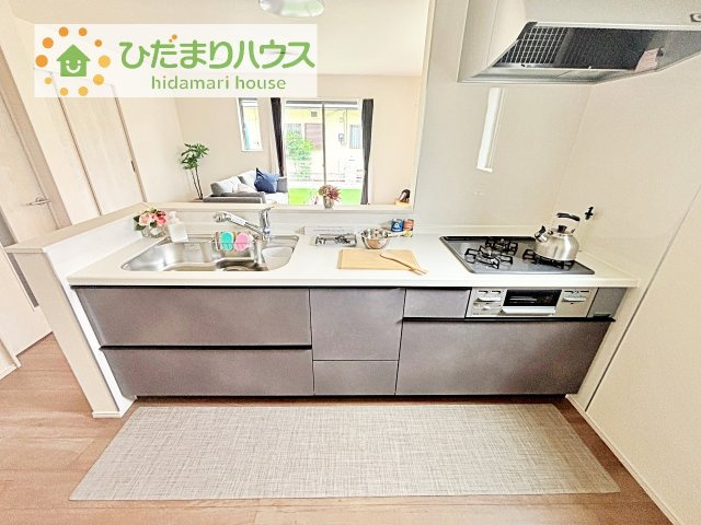 【キッチン】 | 土浦市下高津3丁目347番　新築戸建　B号棟 | 3口コンロでお料理する時間も短くなりそうですね(*‘∀‘)