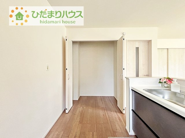 【玄関】 | 土浦市下高津3丁目347番　新築戸建　B号棟 | 備え付け収納で、スッキリお片付け！