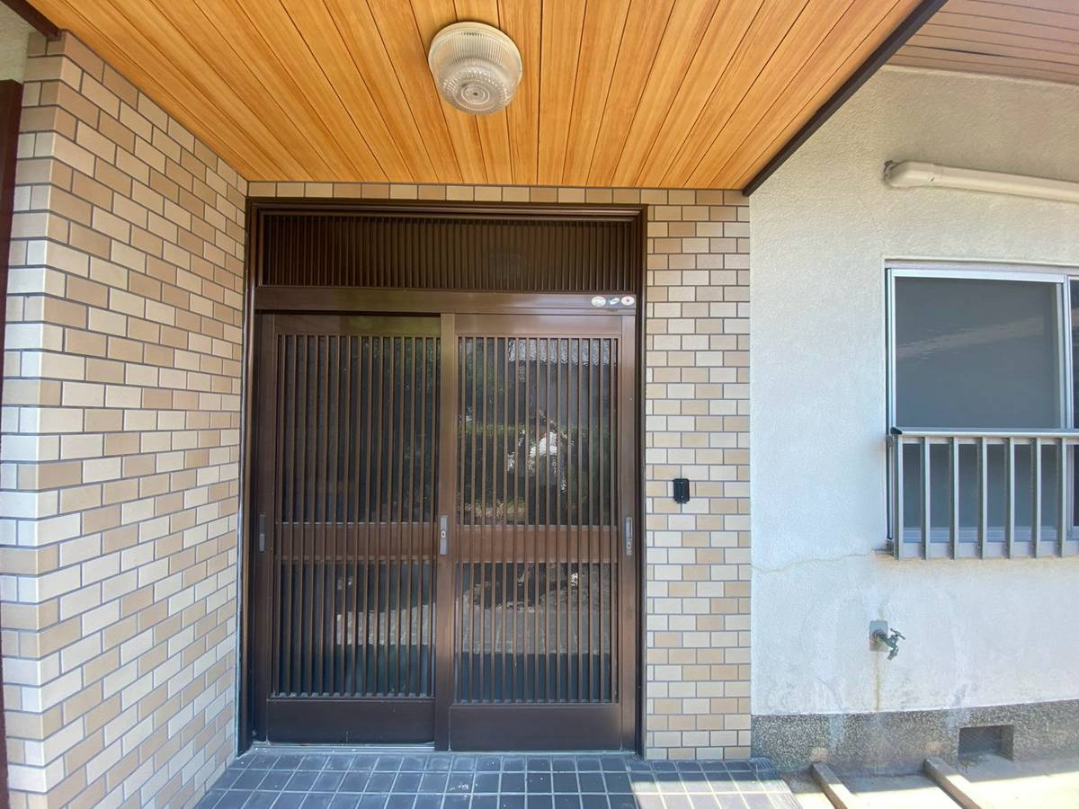 海南市大野中　中古戸建の玄関