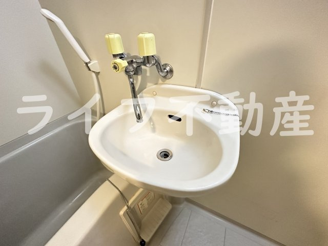 エトワールヴィルーR小阪本町クラッセの独立洗面台|朝の支度にも助かる、独立の洗髪洗面化粧台