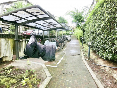 【駐輪場】 | メゾン千里丘Ｔ棟5番街 | サイトに掲載されていない箇所の写真、撮影してお届けさせて頂きます！気になる物件で、見たい部分の画像が無い場合は、弊社スタッフまでご連絡下さいませ。お客様の気になる箇所を、カメラにて撮影して参ります！