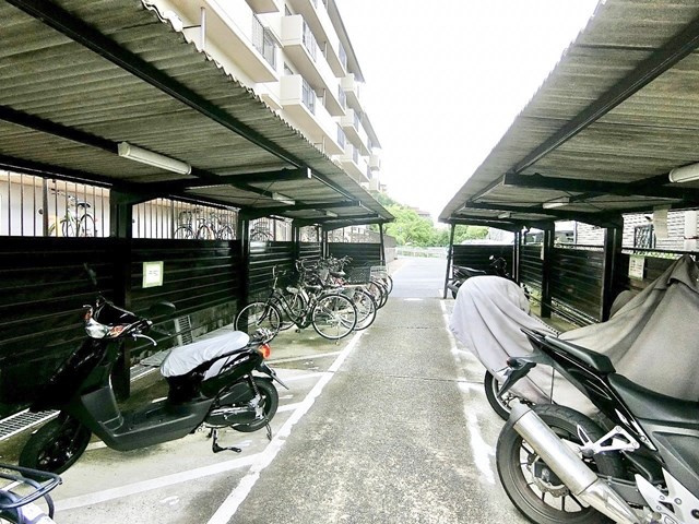 【駐輪場】 | メゾン千里丘Ｔ棟5番街 | 現在ご返済中のカーローン・カードローン・教育ローンなどを住宅ローンに一本化したり、家具家電購入費用・引越し費用を住宅ローンと組み合わせるなど、お客さまにメリットの多い住宅ローンのご提案が可能です。