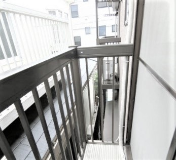 八王子市上野町のアパートのバルコニー
