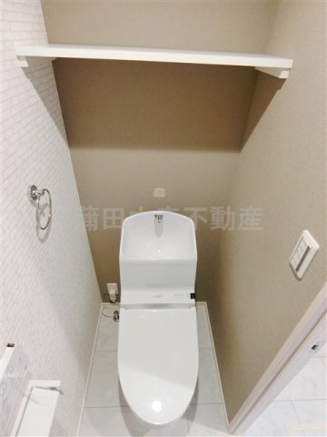 フェリーチェ雑色のトイレ|棚と温水洗浄便座付きのトイレ