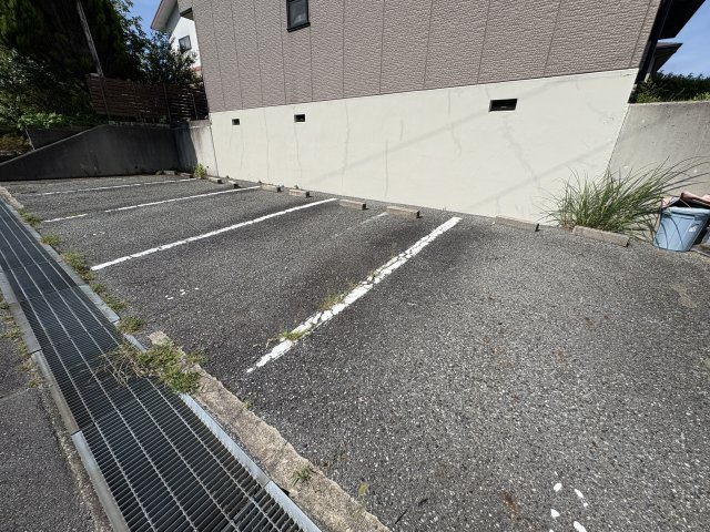 神戸市北区藤原台南町３丁目のハイツの駐車場