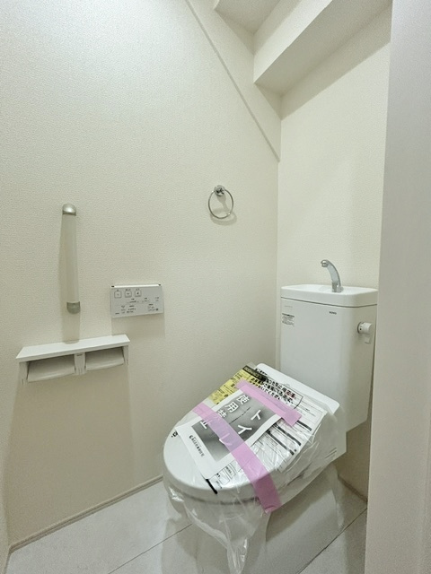 川口市在家町 全8棟 8号棟のトイレ|トイレは1階・2階にございます
温水洗浄暖房便座機能付