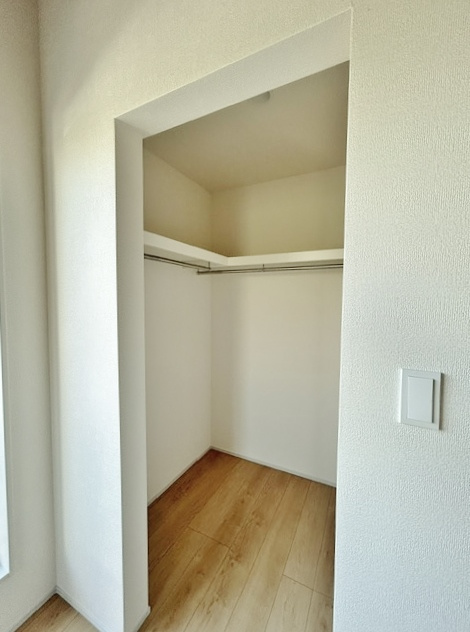 川口市在家町 全8棟 8号棟の収納|2階6.1帖洋室　ウォークインクローゼット
大容量のWICを完備しております
お部屋はスッキリとお使いいただけます(8号棟)