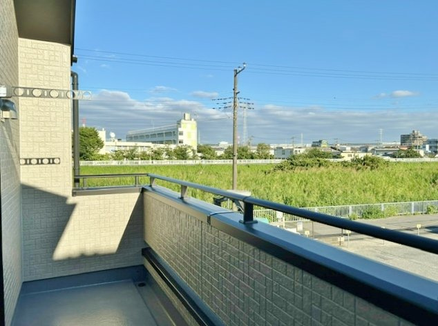 川口市在家町 全8棟 8号棟のバルコニー|南向きのワイドバルコニー
陽当り良好でお洗濯物もしっかりと乾きます(8号棟)