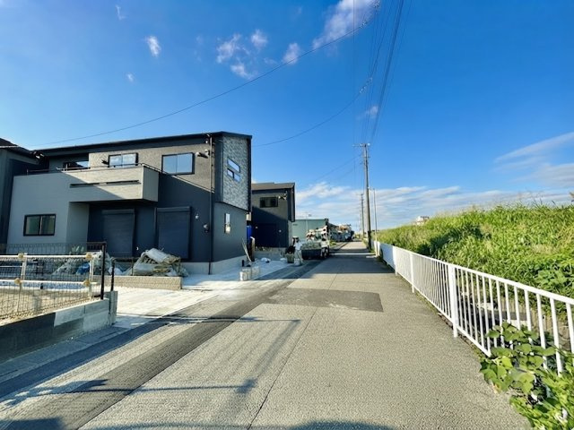 川口市在家町 全8棟 8号棟の前面道路含む現地写真|前面道路は広々6.0ｍ公道
開放感溢れる好立地に誕生いたしました
陽当り・風通し良好です
是非現地にて実際にご見学ください♪♪