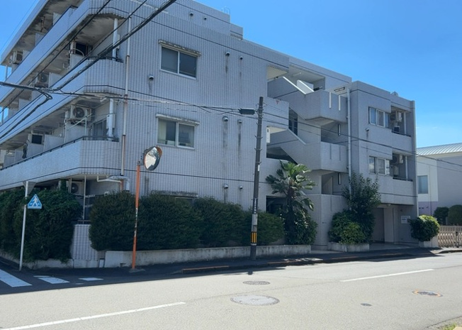 【外観】 | マドレーヌ子安町 | 外観はマンション管理がされているかの目安になります。築年数が古いと、壁面は劣化してひび割れが生じることも！建物が古びていても細かいところが修繕されていると、きちんと管理されているなぁと感じるでしょう。