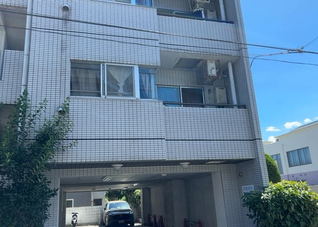 【バルコニー】 | マドレーヌ子安町 | 一般的なバルコニーは、奥行1.5ｍ程ですが、ワイルドバルコニーは2ｍまで広がっています。そのため洗濯物の間隔をあけ干すことができ、乾きやすいというメリットや、ガーデニングが楽しめる等の特徴があります。