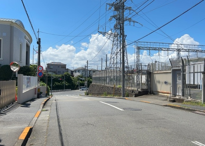 【展望】 | マドレーヌ子安町 | 眺望の良さを楽しめるダイニングキッチンで家族団らんの時間を過ごしてはいかがでしょうか。バルコニーから見える景色を家族で眺める時間は、時間が経つのを忘れてしまいそうですね。是非、現地を見に行きましょう！