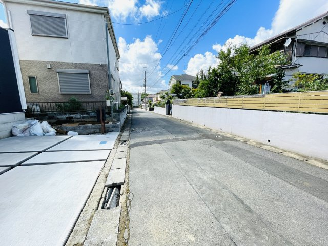 四街道市旭ケ丘3丁目2期の前面道路含む現地写真