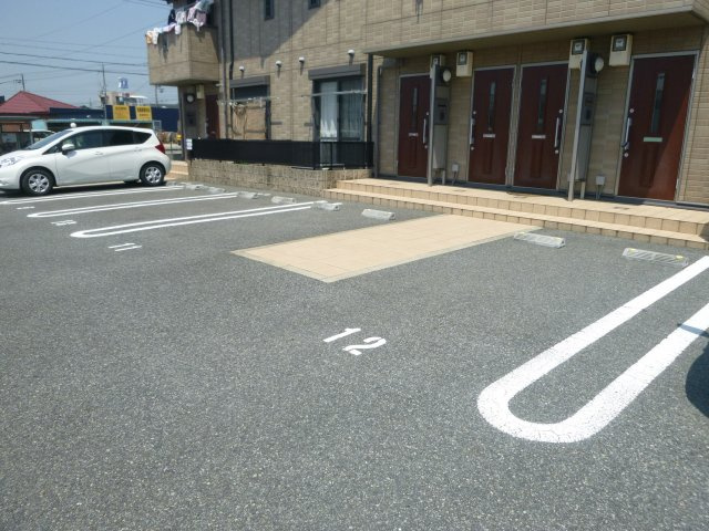 グランドゥール飾東の駐車場