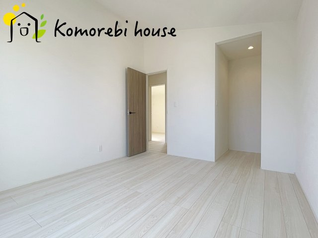 さいたま市北区奈良町　10期　新築一戸建て　グラファーレ　02の寝室|広くて明るい寝室