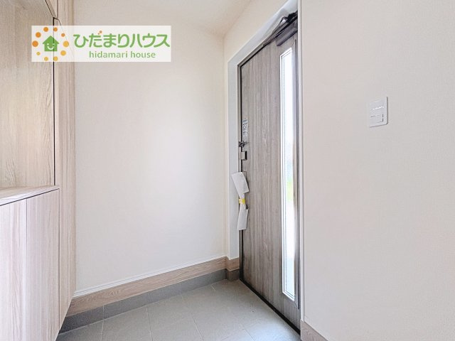 【玄関】 | 土浦市下高津3丁目347番　新築戸建　A号棟 | 小窓が付いているドアなので明るいスペースになっています♪