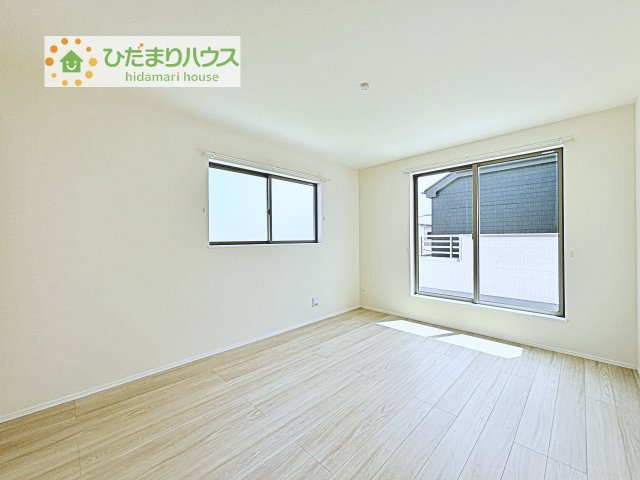 【寝室】 | 土浦市下高津3丁目347番　新築戸建　A号棟 | バルコニーに面していて、たっぷり光りの入る明るい主寝室です！