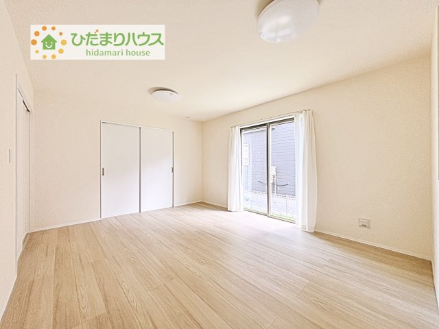 【居間・リビング】 | 土浦市下高津3丁目347番　新築戸建　A号棟 | お子様が元気に遊べる広々としたリビングです！