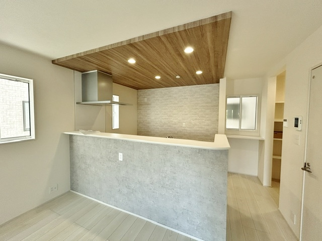 川口市在家町 全8棟 6号棟のキッチン|お洒落な内装に似合う、スタイリッシュなキッチン
デザイン性と機能性のバランスがとれた高機能キッチンです(6号棟)