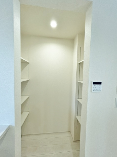 川口市在家町 全8棟 6号棟のキッチン|【パントリー】
キッチン横には食材のストックや調理器具の収納に便利なパントリー完備
災害対策用の備蓄庫としてもお使いいただけます(6号棟)