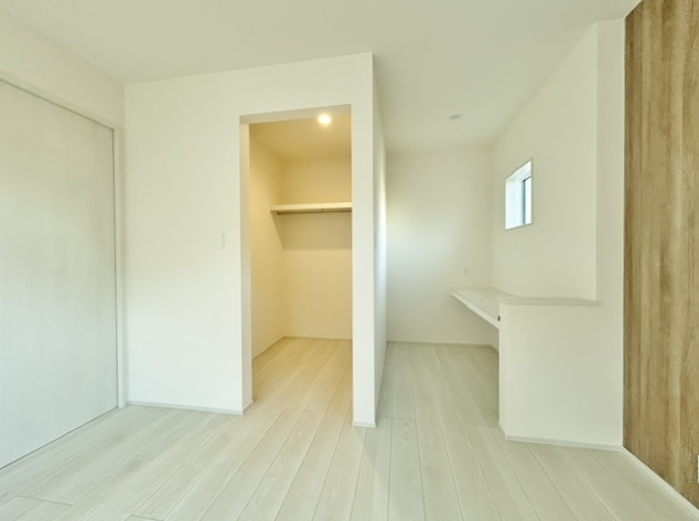 川口市在家町 全8棟 6号棟の洋室|2階8.7帖洋室
大容量のウォークインクローゼット
衣類だけでなく、鞄などの小物からスーツケースやレジャー用品などの大きな物までたっぷり収納出来ます(6号棟)