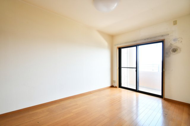 グリーンミユキ吉野町の洋室|【洋室①：6.5帖】南向きバルコニーに面した明るいお部屋。大容量クローゼットがあり、荷物の整理もばっちり！ご夫婦の主寝室にいかがでしょうか。内覧希望は０１２０－６５５－６２０にお気軽にご連絡下さいませ