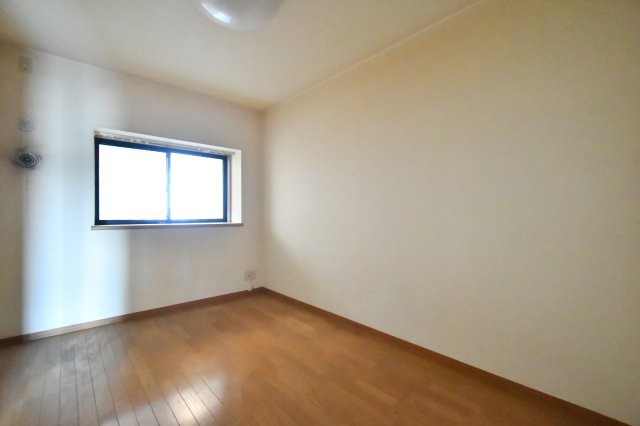 グリーンミユキ吉野町の洋室|【洋室②：6.0帖】大切なペットと暮らせるお部屋となっております。サービスルームとなりますが十分な広さで活用方法もさまざまな用途でお使いいただけます。ぜひ一度内覧にいらしてみては？