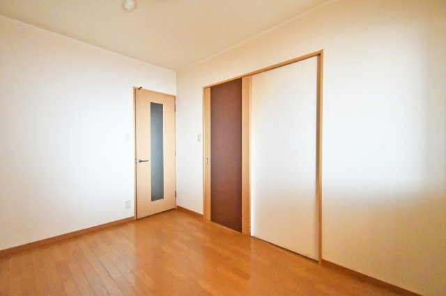 グリーンミユキ吉野町の洋室|【洋室②：6.0帖】ご家族の寝室やゲストの宿泊ルーム、お子様の遊び場・お昼寝スペースなど様々なシーンで活躍します。『物件を今日見てみたい』など当日のご案内も近隣・同条件の物件もまとめてご紹介も可能です