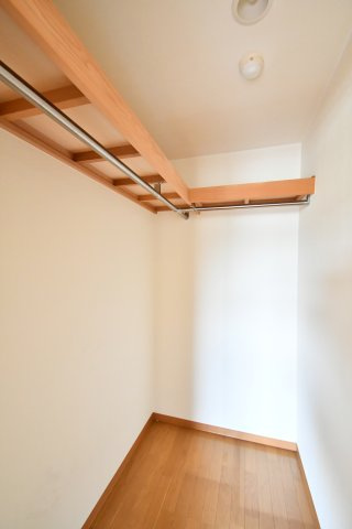 グリーンミユキ吉野町の収納|【ウォークインクローゼット】収納豊富なのでお部屋がスッキリと片付きます！ハンガーパイプが付いているので、大切なお洋服をシワなく収納できますよ◎収納スペースは多い方が安心ですよね！
