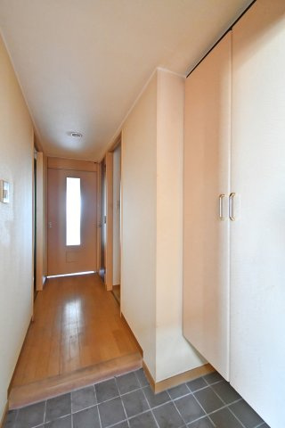 グリーンミユキ吉野町の玄関|玄関から室内へ続く廊下、動線が見える写真。各室へつながる動線が明確で暮らしを整理しやすい一角。内覧で収納・採光・動線を確認ください。当日の内覧も可能ですので、ご連絡ください！