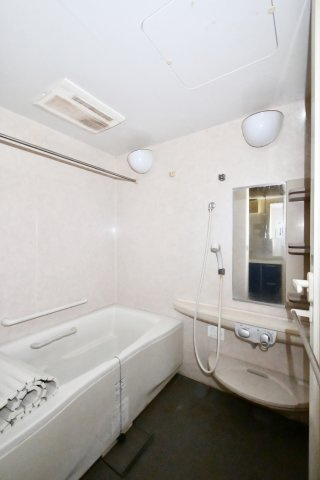 グリーンミユキ吉野町の浴室|明るく清潔感あふれるバスルームは、日々の疲れをゆっくり癒すくつろぎ空間となります。浴室暖房乾燥機付で雨の日のお洗濯や寒い日の入浴前もヒートショックを起こさず安心です。