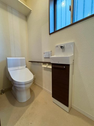 守山市小島町　中古戸建てのトイレ|手洗い器を備えた1階トイレ。毎日気持ちよく使える清潔感のある空間です。