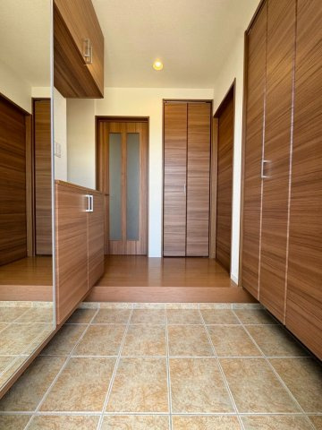守山市小島町　中古戸建ての玄関|シューズインクローゼットを備えた玄関。靴や外出用品をまとめ、すっきり保てます。