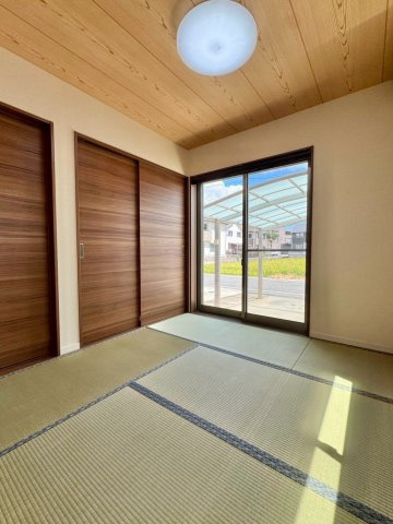 守山市小島町　中古戸建ての和室|木目天井が印象的な約4.5帖和室。落ち着いて過ごせる、暮らしの余白となる一室です。