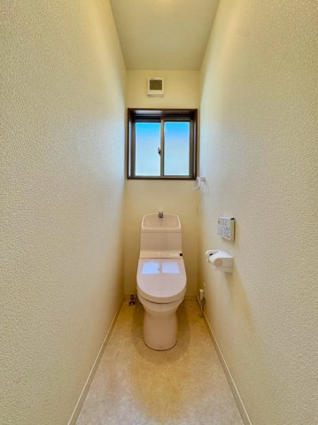 守山市小島町　中古戸建てのトイレ|窓付きで自然換気ができる2階トイレ。夜間や朝の混雑時も、1階へ降りずに使えて便利です。