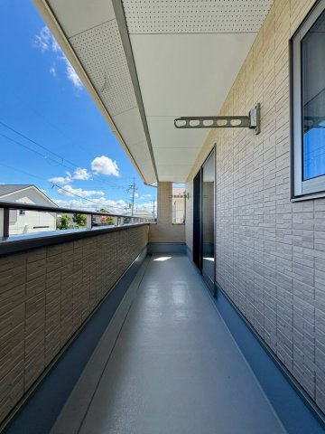 守山市小島町　中古戸建てのバルコニー|奥行きのあるバルコニー。洗濯物や布団をまとめて干せる、家事にうれしい広さです。