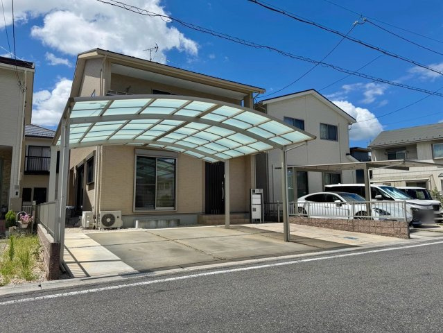 守山市小島町　中古戸建ての駐車場|2台分のカーポート付き。雨の日の乗り降りや荷物の出し入れもスムーズです。