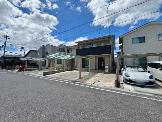 守山市小島町　中古戸建ての前面道路含む現地写真|幅員約6mの前面道路に面した住宅街。駐車スペースへ車を出し入れしやすい立地です。