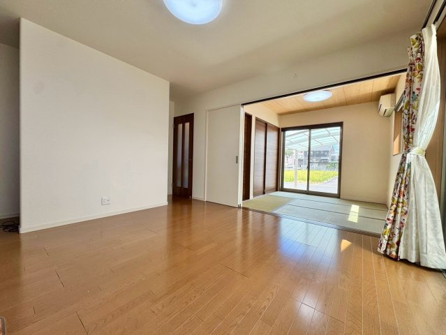 守山市小島町　中古戸建ての居間・リビング|LDKと和室を一体利用できる間取り。遊び場やお昼寝、来客時にも柔軟に使えます。