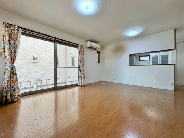 守山市小島町　中古戸建ての居間・リビング|約18.4帖のLDK。大きな窓から光が入り、家族が自然と集まる開放的な空間です。