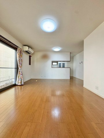 守山市小島町　中古戸建ての居間・リビング|キッチンまで視線が抜ける奥行きのあるLDK。家具を置いてもゆとりを感じられます。
