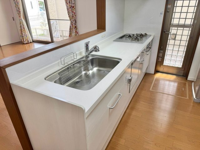守山市小島町　中古戸建てのキッチン|リビングを見渡せる対面キッチン。家族との会話を楽しみながら料理できます。