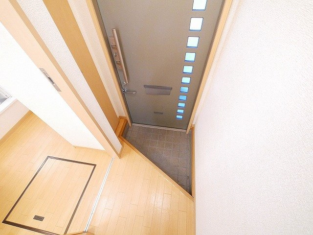 コンフォート木津の玄関|背の高いシューズボックスで靴を整頓できます
