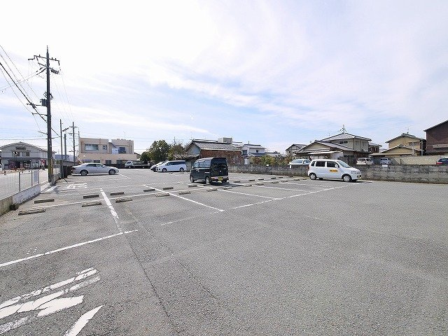 コンフォート木津の駐車場|ゆとりのある駐車場です