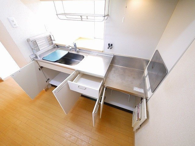 コンフォート木津のキッチン|収納スペースも豊富です