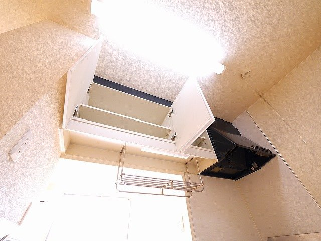 コンフォート木津のキッチン|大きな吊戸棚が便利です