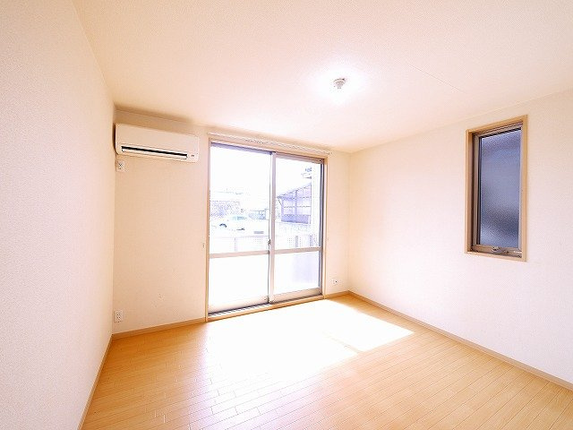 コンフォート木津の居間・リビング|窓が大きく開放的な御部屋です