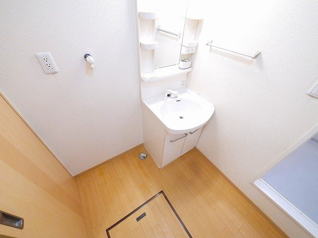 コンフォート木津の洗面所|室内に洗濯機が置けます
