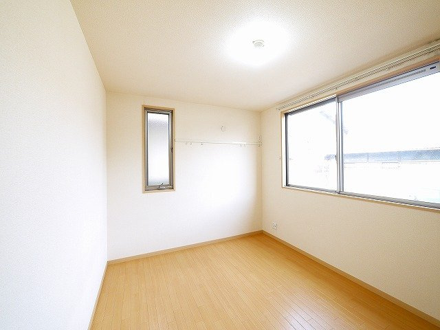コンフォート木津の寝室|居室も小窓がアクセントになっています