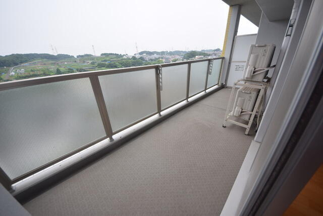稲城市若葉台２丁目の賃貸マンションのバルコニー